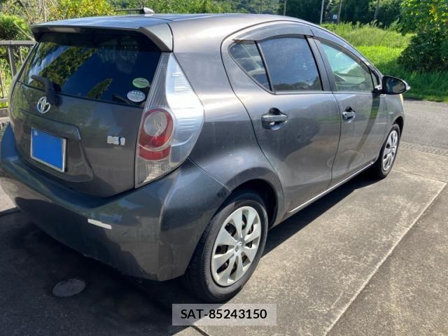 Toyota AQUA 2013-10 8827848-3