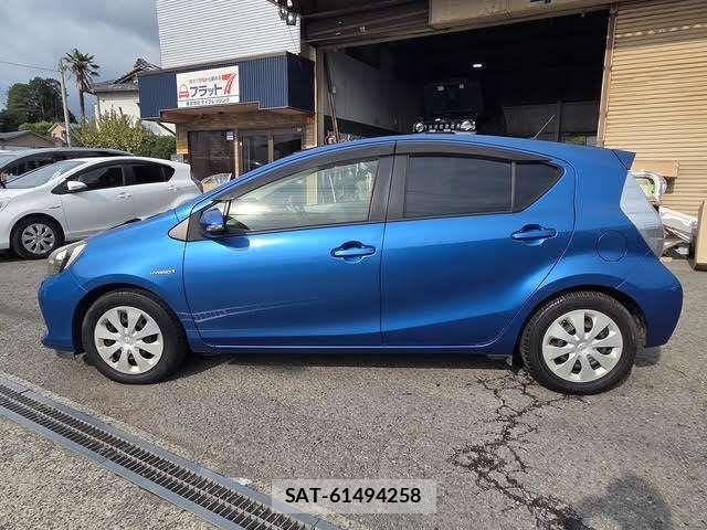 Toyota AQUA 2012-03 8827819-10