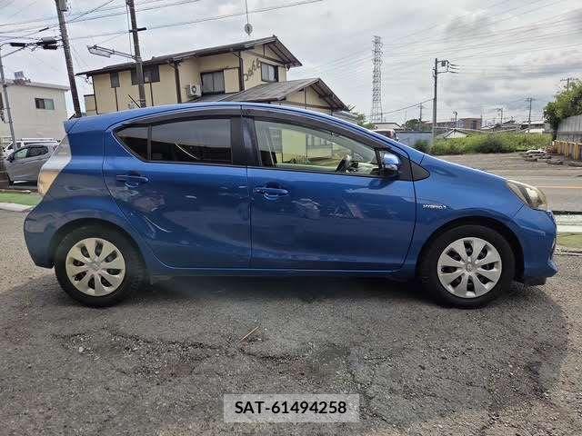 Toyota AQUA 2012-03 8827819-11