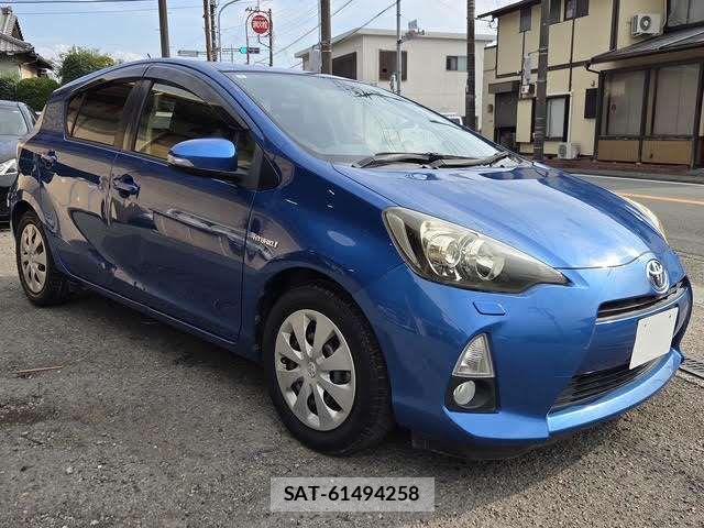 Toyota AQUA 2012-03 8827819-6