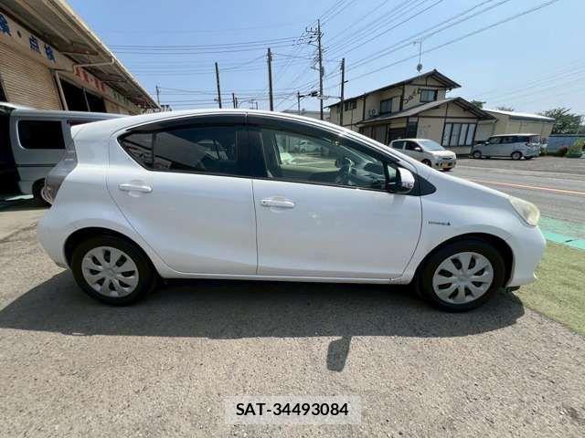 Toyota AQUA 2013-07 8827820-10