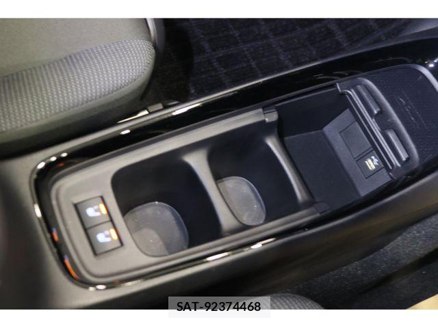 Toyota AQUA 2025-03 8827784-19