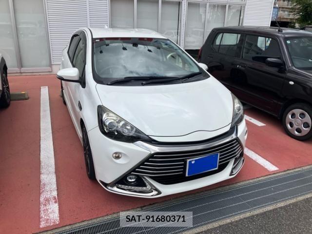 Toyota AQUA 2017-03 8827810-1