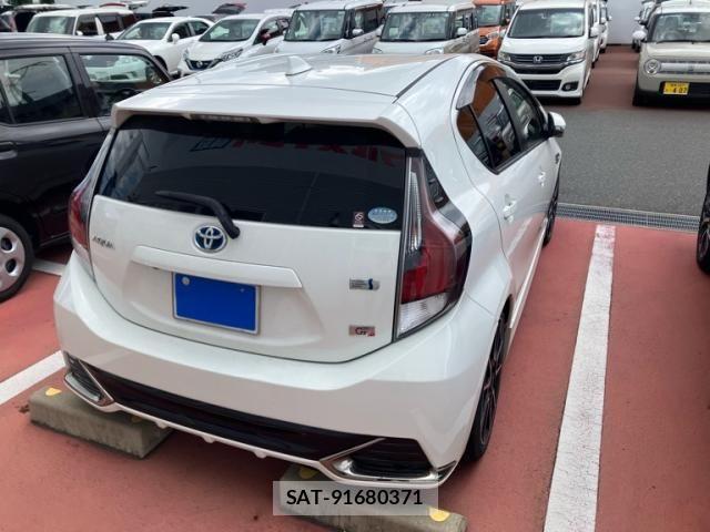 Toyota AQUA 2017-03 8827810-2