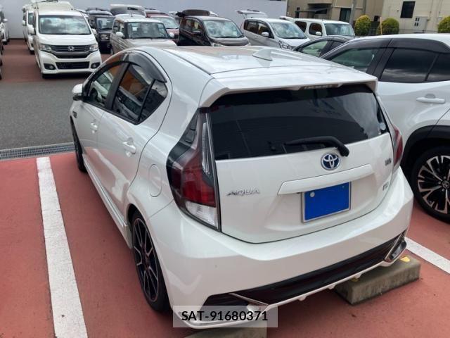 Toyota AQUA 2017-03 8827810-3