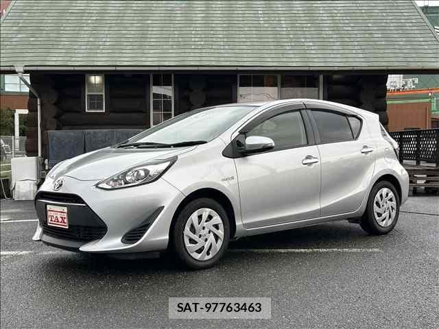 Toyota AQUA 2017-08 8827795-0