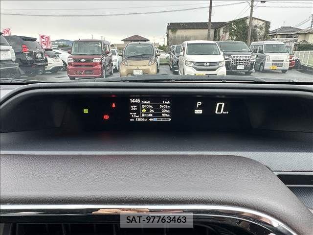 Toyota AQUA 2017-08 8827795-11