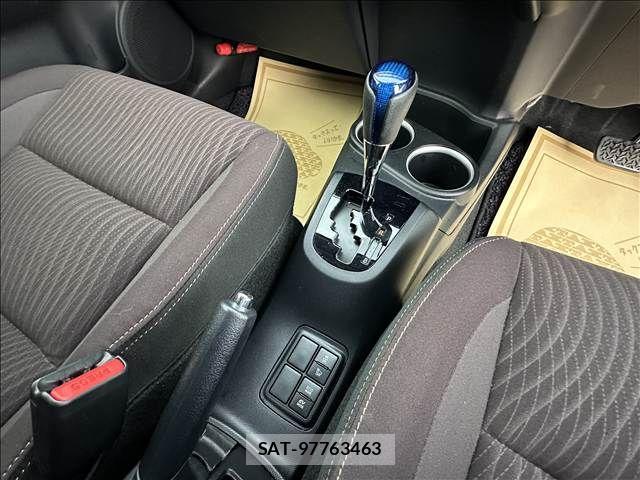 Toyota AQUA 2017-08 8827795-12