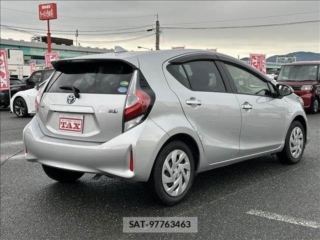 Toyota AQUA 2017-08 8827795-13