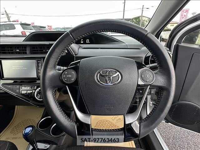 Toyota AQUA 2017-08 8827795-1