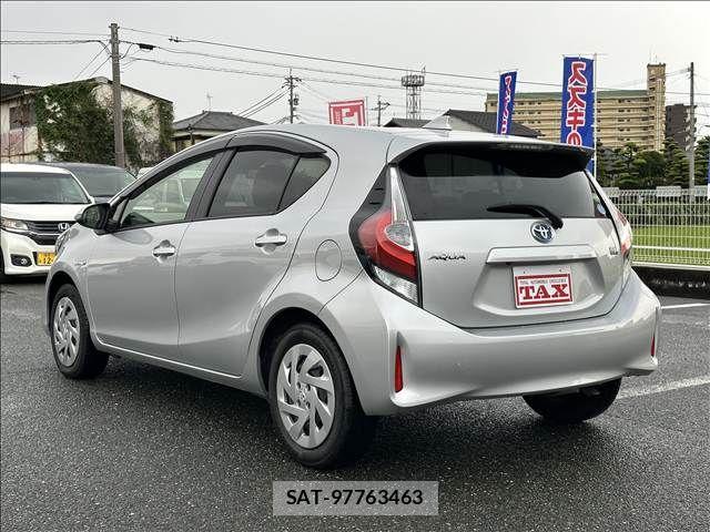 Toyota AQUA 2017-08 8827795-2