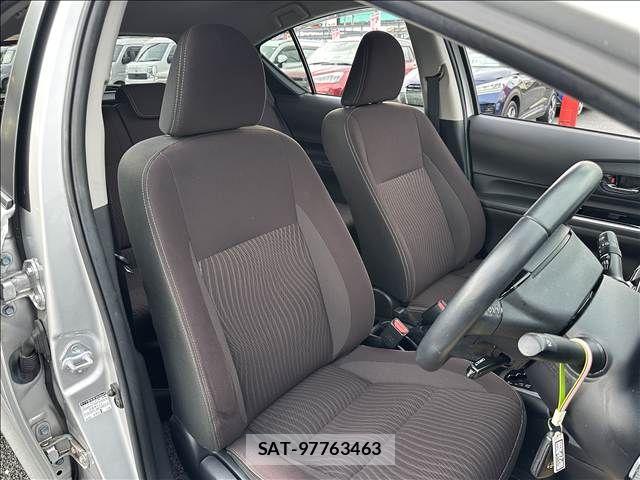 Toyota AQUA 2017-08 8827795-3
