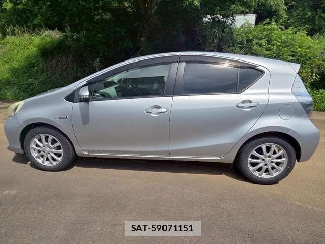 Toyota AQUA 2012-07 8827834-9