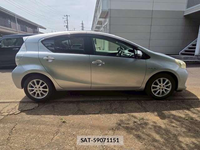 Toyota AQUA 2012-07 8827834-10