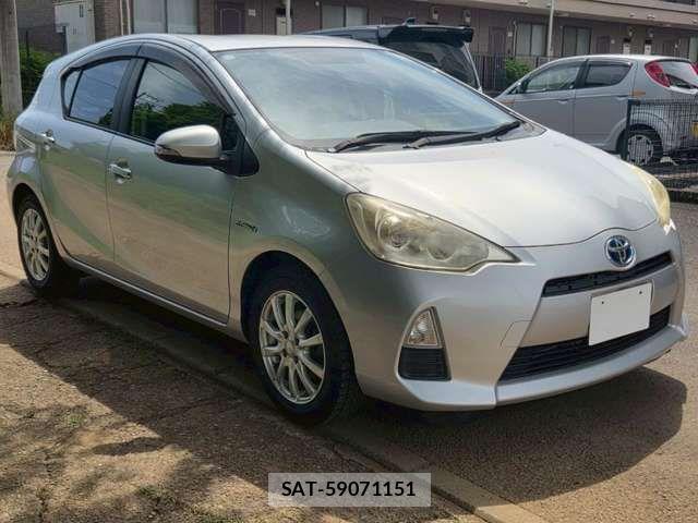 Toyota AQUA 2012-07 8827834-5