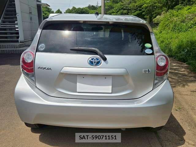 Toyota AQUA 2012-07 8827834-7