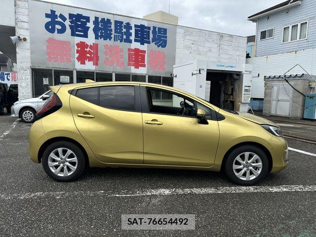 Toyota AQUA 2022-01 8827788-3