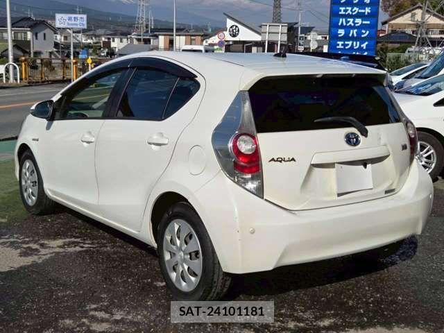 Toyota AQUA 2013-10 8827822-10