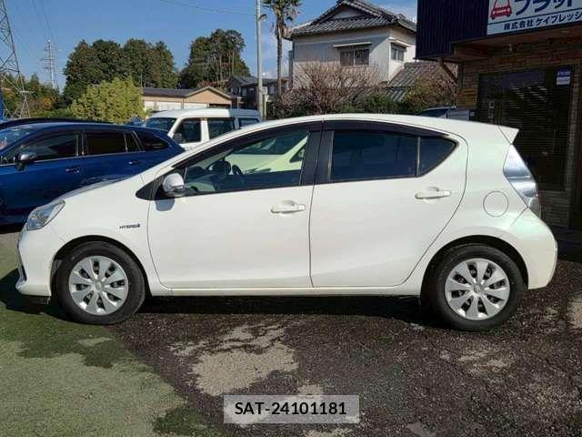 Toyota AQUA 2013-10 8827822-11