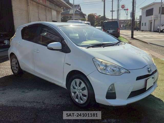Toyota AQUA 2013-10 8827822-5
