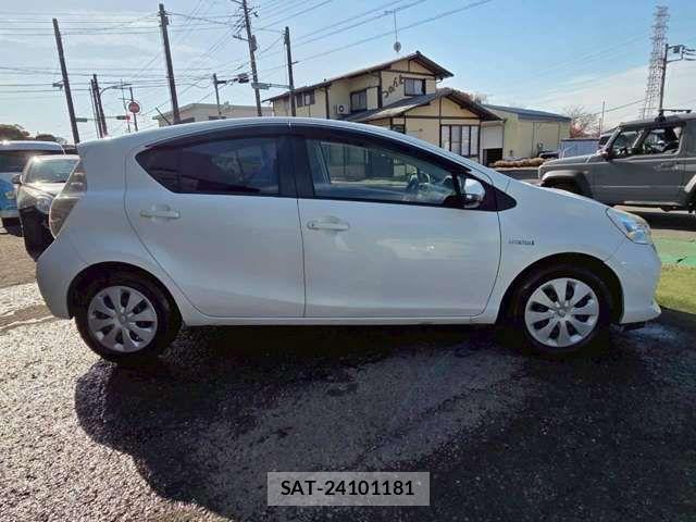 Toyota AQUA 2013-10 8827822-6