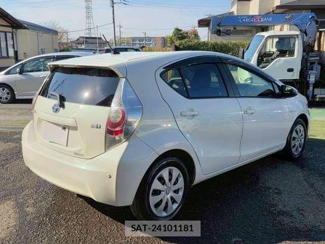 Toyota AQUA 2013-10 8827822-7