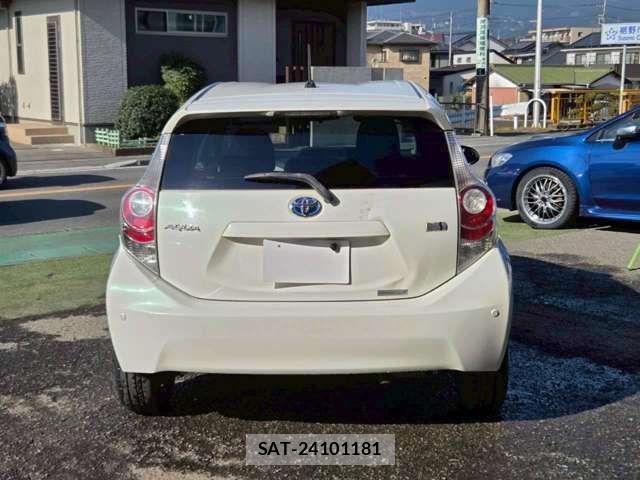 Toyota AQUA 2013-10 8827822-8