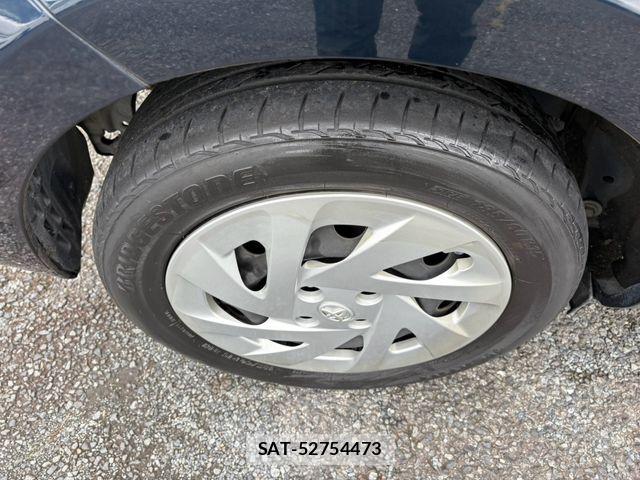 Toyota AQUA 2017-06 8827797-11