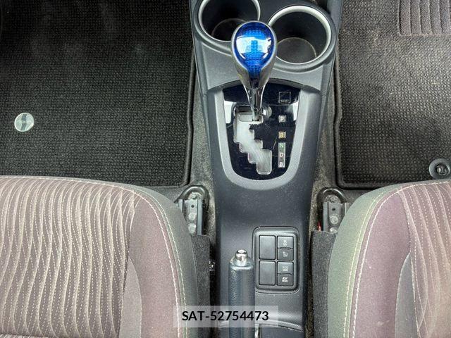 Toyota AQUA 2017-06 8827797-18