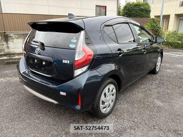 Toyota AQUA 2017-06 8827797-1