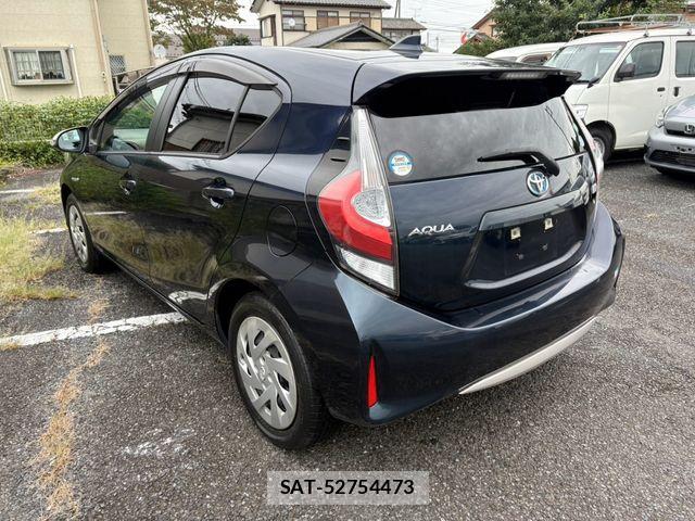 Toyota AQUA 2017-06 8827797-5