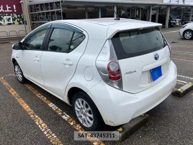Toyota AQUA 2014-01 8848236-10