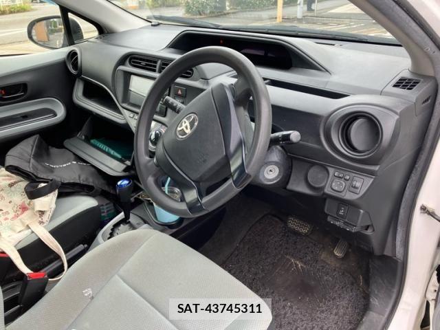 Toyota AQUA 2014-01 8848236-15
