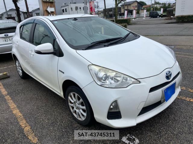 Toyota AQUA 2014-01 8848236-1