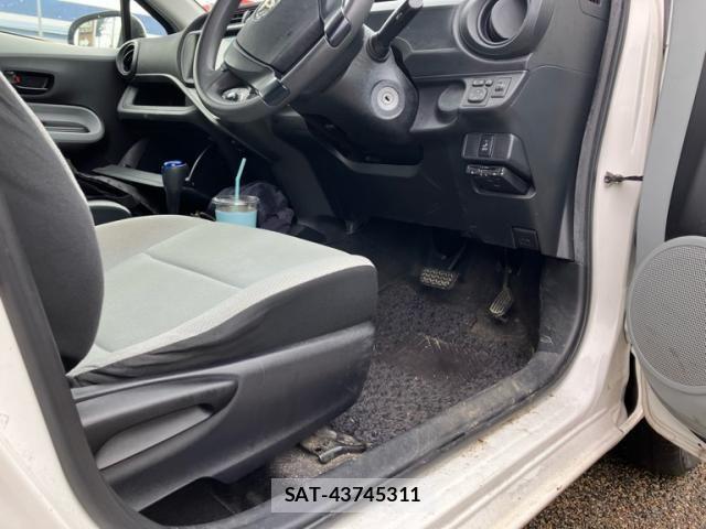 Toyota AQUA 2014-01 8848236-19
