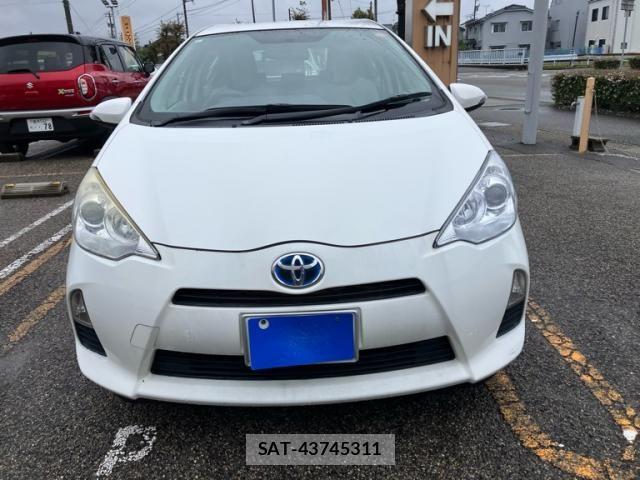 Toyota AQUA 2014-01 8848236-2