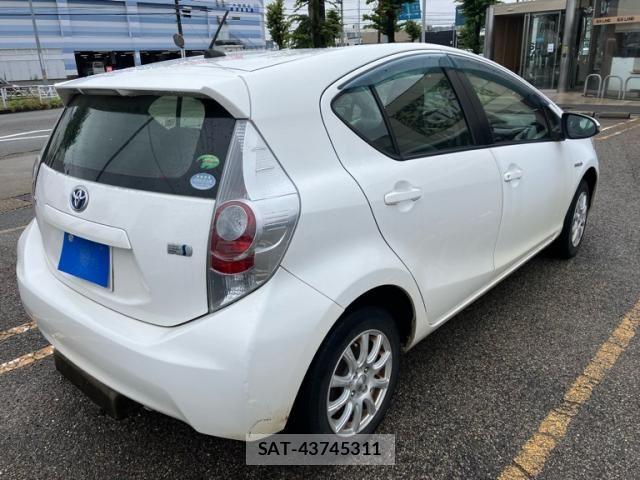 Toyota AQUA 2014-01 8848236-5