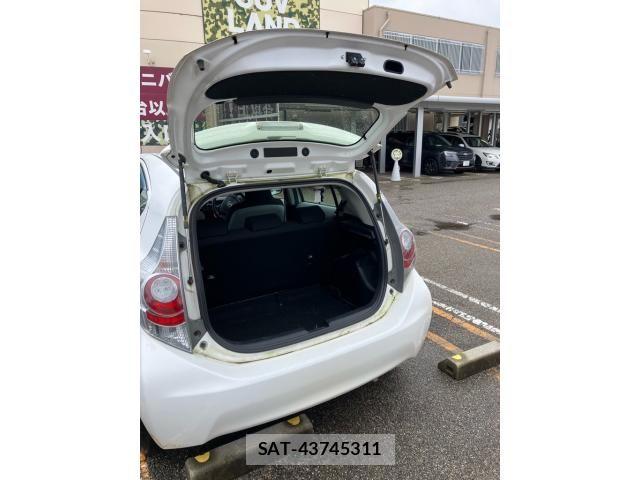 Toyota AQUA 2014-01 8848236-7