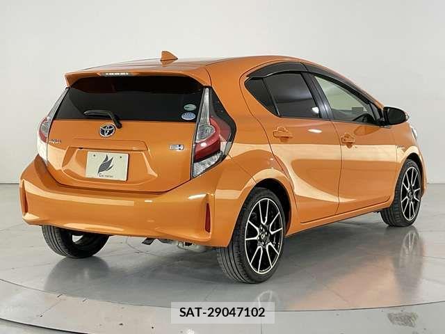 Toyota AQUA 2017-09 8848212-5