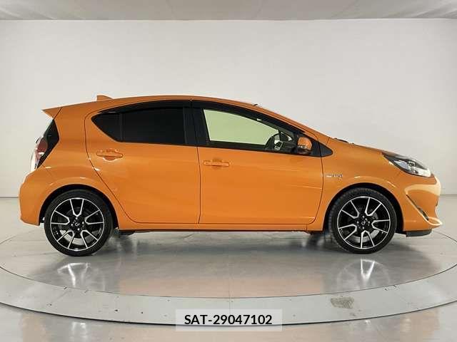 Toyota AQUA 2017-09 8848212-6