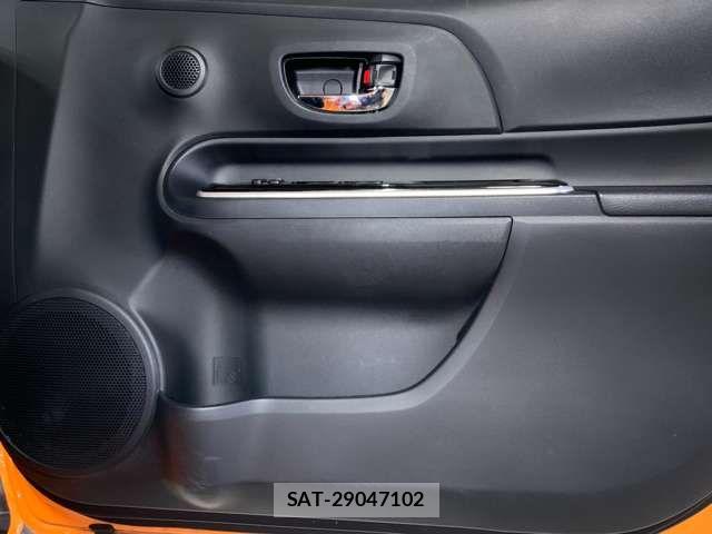 Toyota AQUA 2017-09 8848212-13