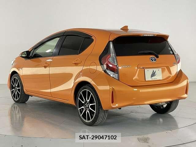 Toyota AQUA 2017-09 8848212-3