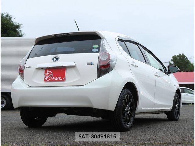 Toyota AQUA 2013-03 8848233-1