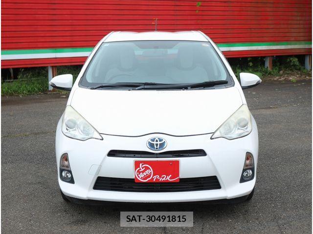 Toyota AQUA 2013-03 8848233-23