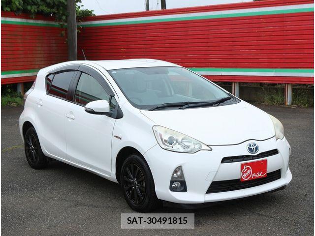 Toyota AQUA 2013-03 8848233-24