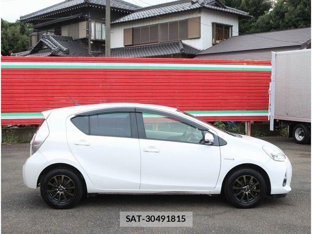 Toyota AQUA 2013-03 8848233-25