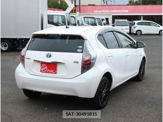Toyota AQUA 2013-03 8848233-26