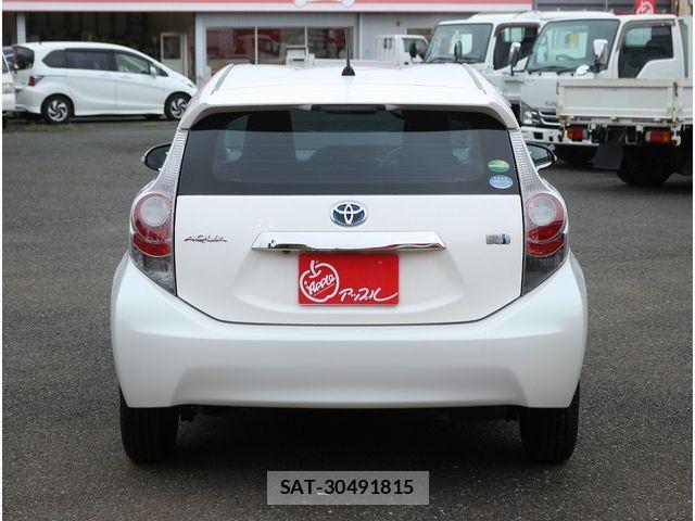 Toyota AQUA 2013-03 8848233-27