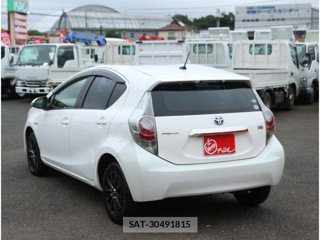 Toyota AQUA 2013-03 8848233-28