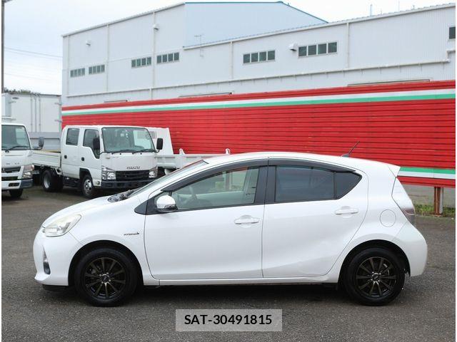 Toyota AQUA 2013-03 8848233-29